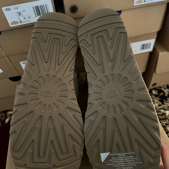 UGG Lowmel Sand Womens BRAND NEW! - Picture 5 of 5